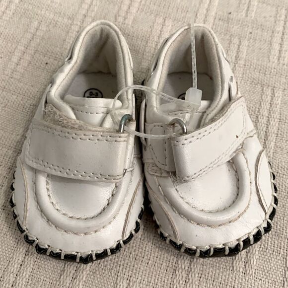 Children’s Place, White leather baby shoes - Picture 1 of 9